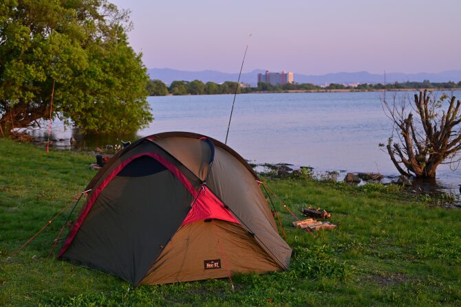 夕日を浴びるテント