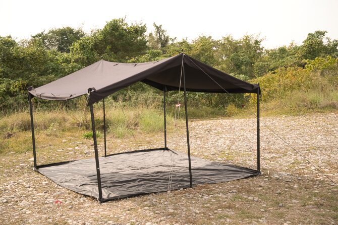 グランドシートの上に張る