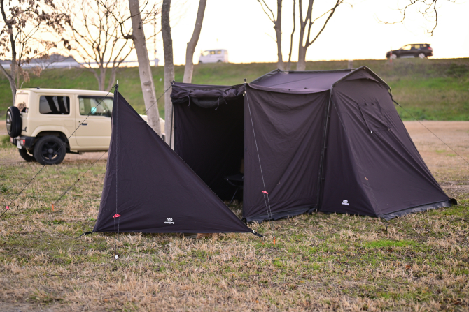 テントの前で焚き火