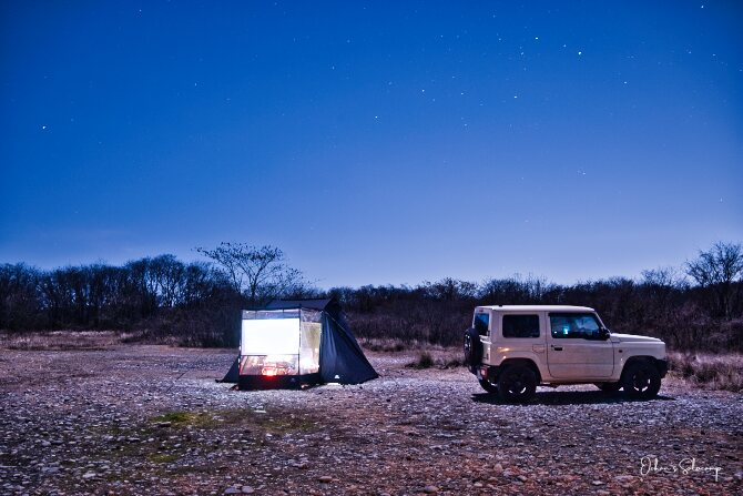 月が照らす野営地