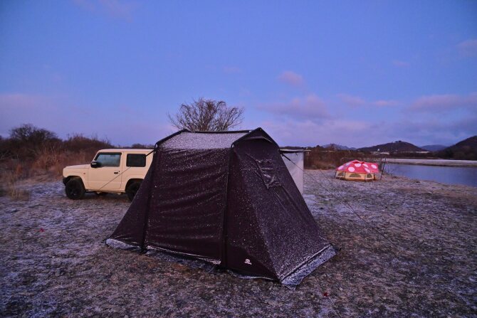 雪をかぶるテント