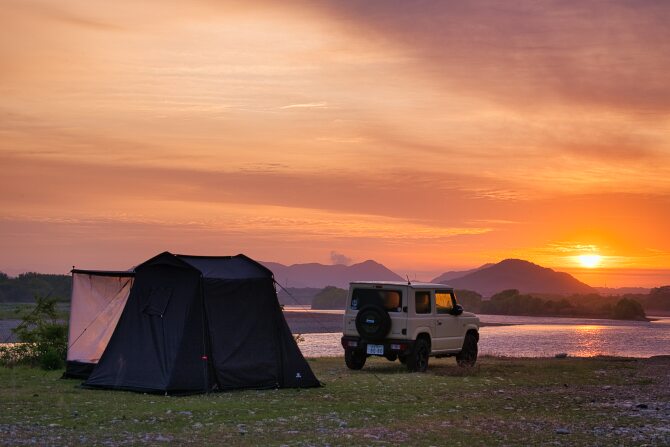 朝陽とキャビンロッジテント