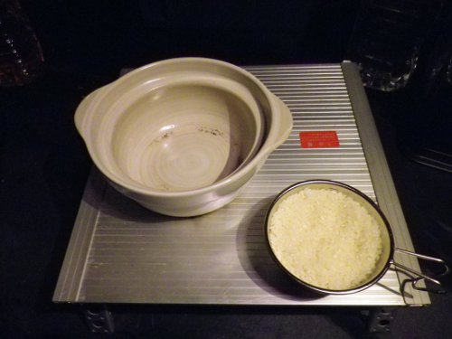 一人用土鍋で炊飯 まずは１合を計量