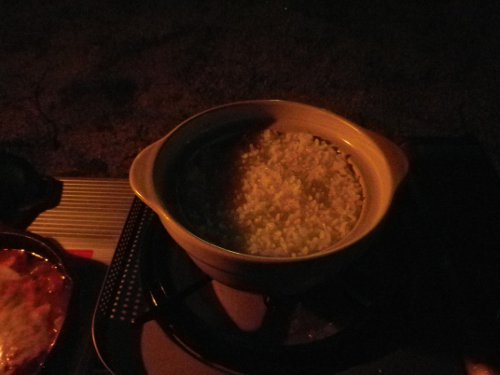 一人用土鍋で炊飯　お米がたってます