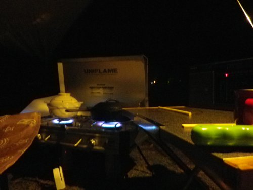 粕川オートキャンプ場04 強風の中ツーバーナで調理