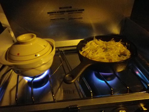 粕川オートキャンプ場04 ツーバーナで調理