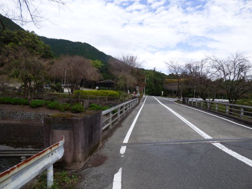 大津谷01_前の道