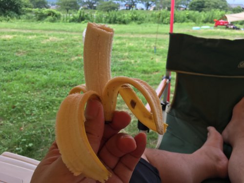 粕川24_バナナを食べる