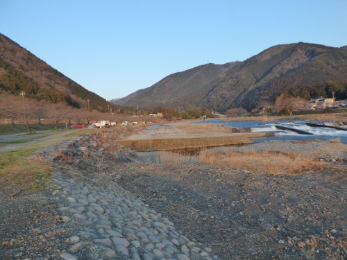 粕川40_朝日を浴びる山