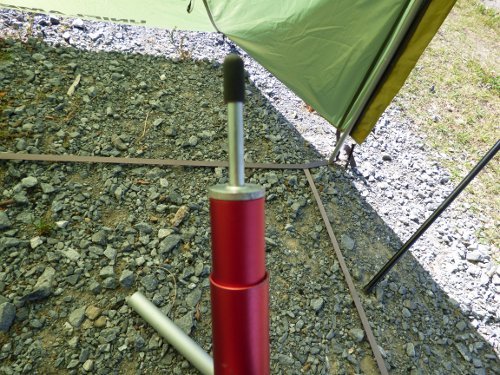 コールマン ポールエンドストッパーでテントのひさしを固定する おっさんソロキャンプ道