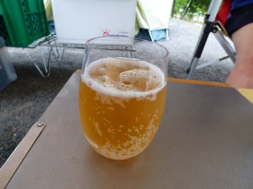 花の湖01_ワイングラスでビール