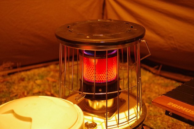 雪の降るキャンプの夜は塩ちゃんこ鍋で暖まる