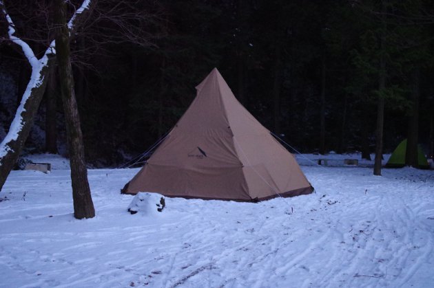 犬山01_雪の残るキャンプ場