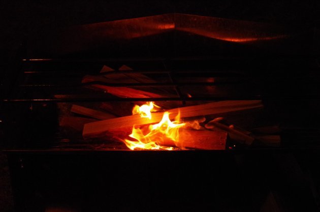 キャンプでサンマを直火で焼くときは注意！